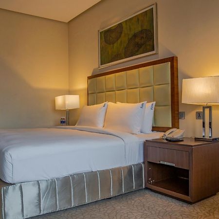 Holiday Inn Cochin By Ihg Kochi Exterior foto A bedroom at the hotel
