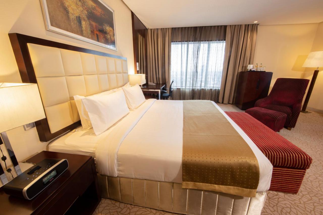 Holiday Inn Cochin By Ihg Kochi Exterior foto A room at the hotel