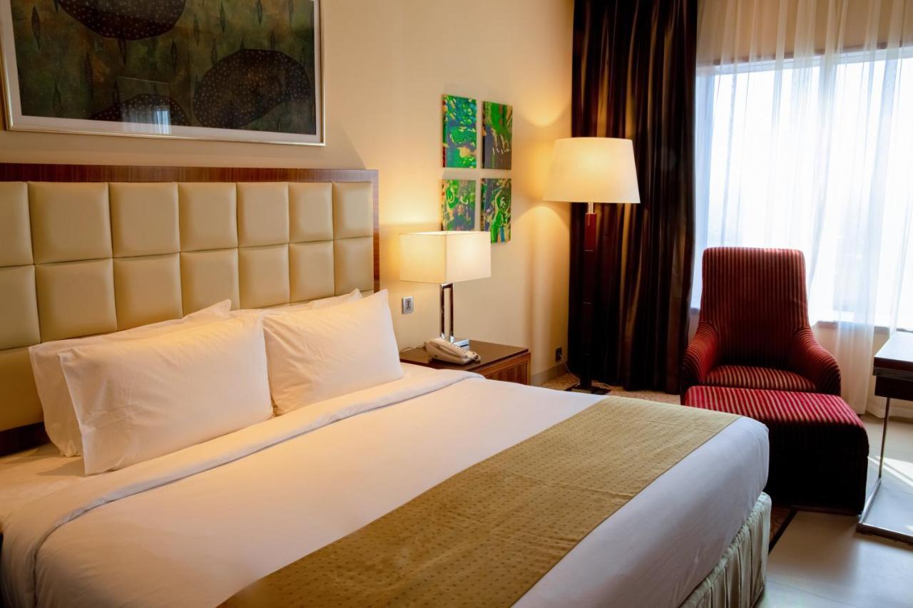 Holiday Inn Cochin By Ihg Kochi Exterior foto A room at the hotel