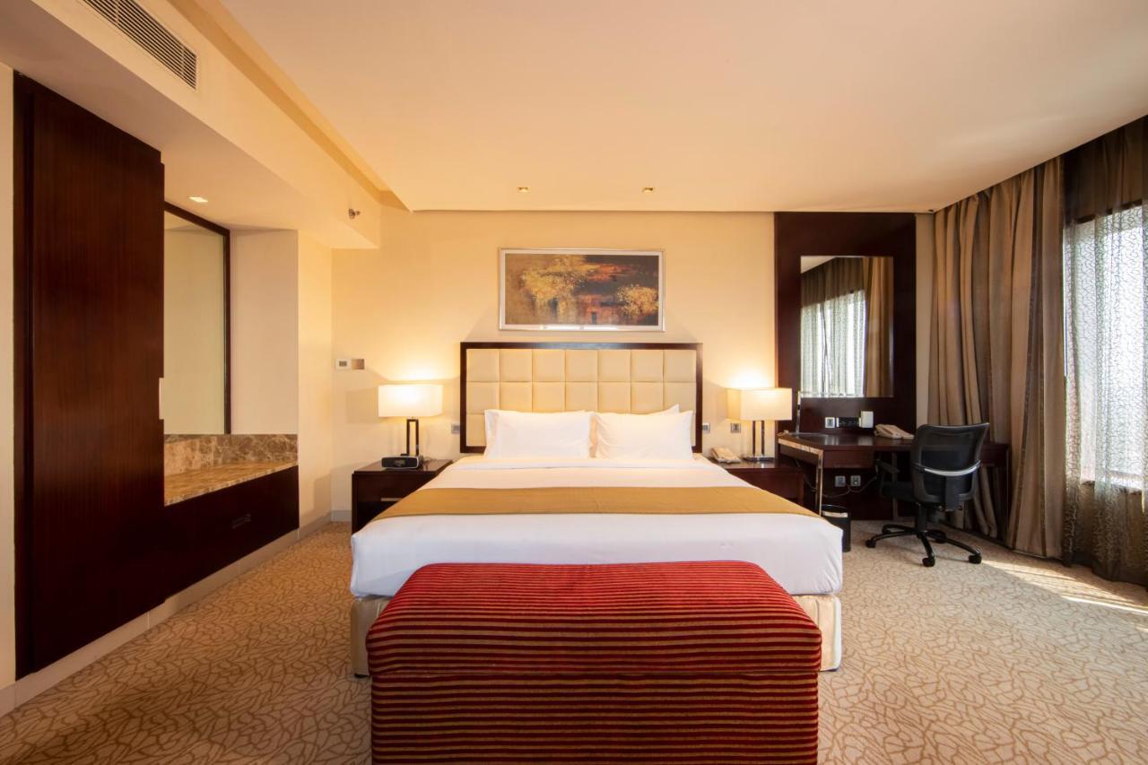 Holiday Inn Cochin By Ihg Kochi Exterior foto A bedroom at the Taj Bengal