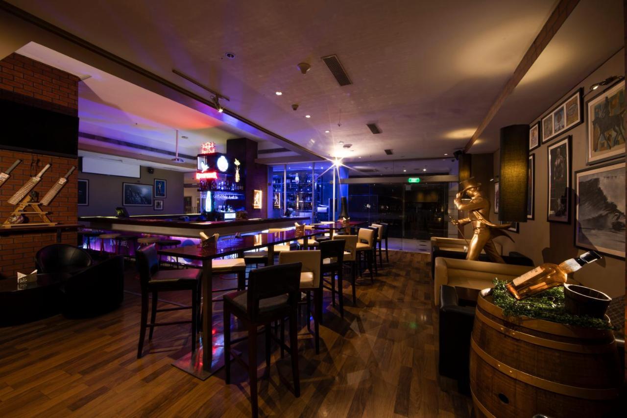 Holiday Inn Cochin By Ihg Kochi Exterior foto The bar at the 101 bar