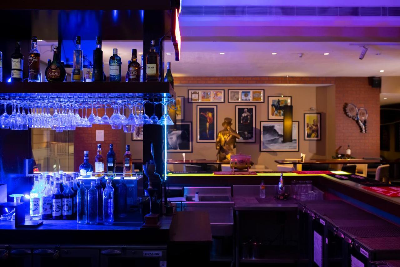Holiday Inn Cochin By Ihg Kochi Exterior foto The bar at the hotel