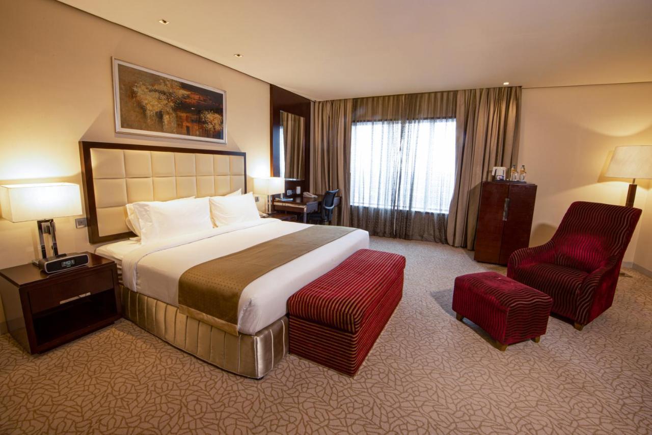 Holiday Inn Cochin By Ihg Kochi Exterior foto A bedroom at the hotel