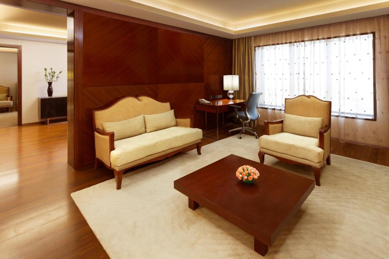 Holiday Inn Cochin By Ihg Kochi Exterior foto A suite at the Taj Mahal Palace, Mumbai