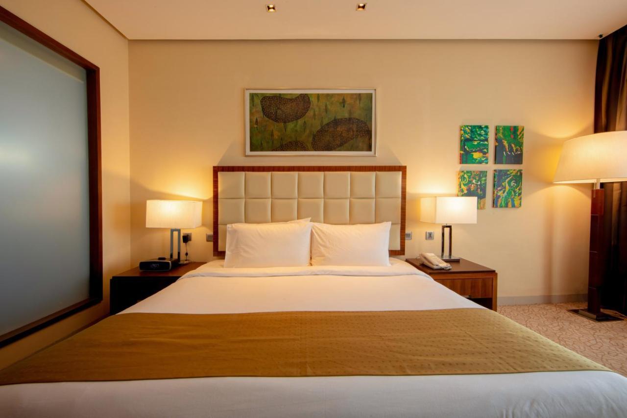 Holiday Inn Cochin By Ihg Kochi Exterior foto A bedroom at the Taj Mahal Palace
