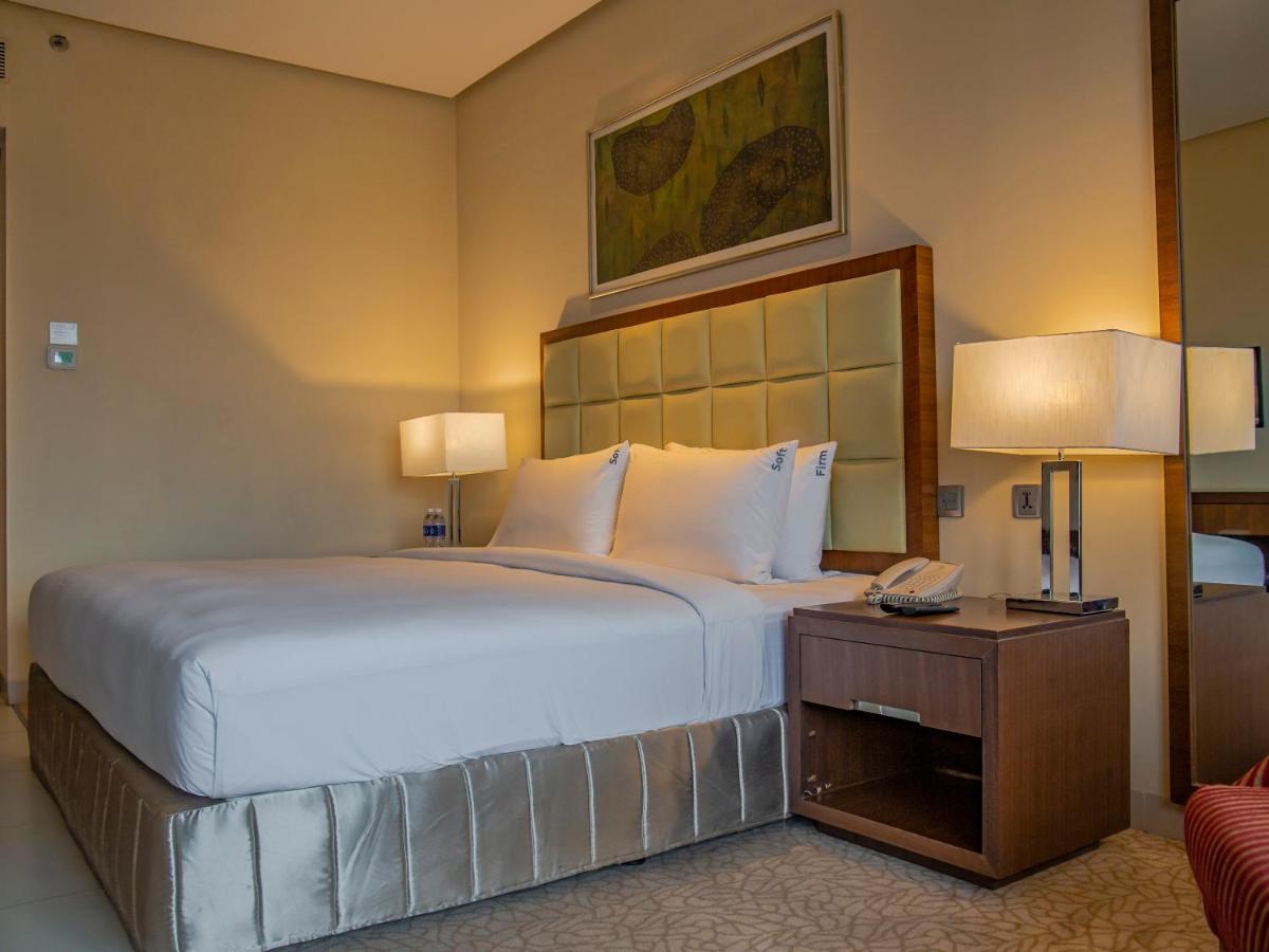 Holiday Inn Cochin By Ihg Kochi Exterior foto A bedroom at the hotel