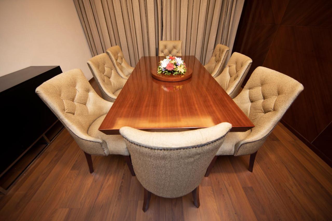 Holiday Inn Cochin By Ihg Kochi Exterior foto A dining room table with six chairs