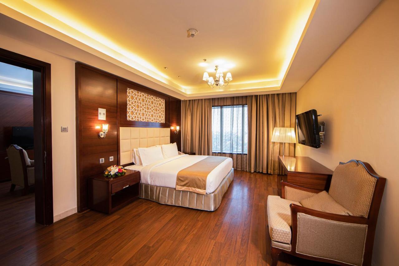Holiday Inn Cochin By Ihg Kochi Exterior foto Suite room at the hotel