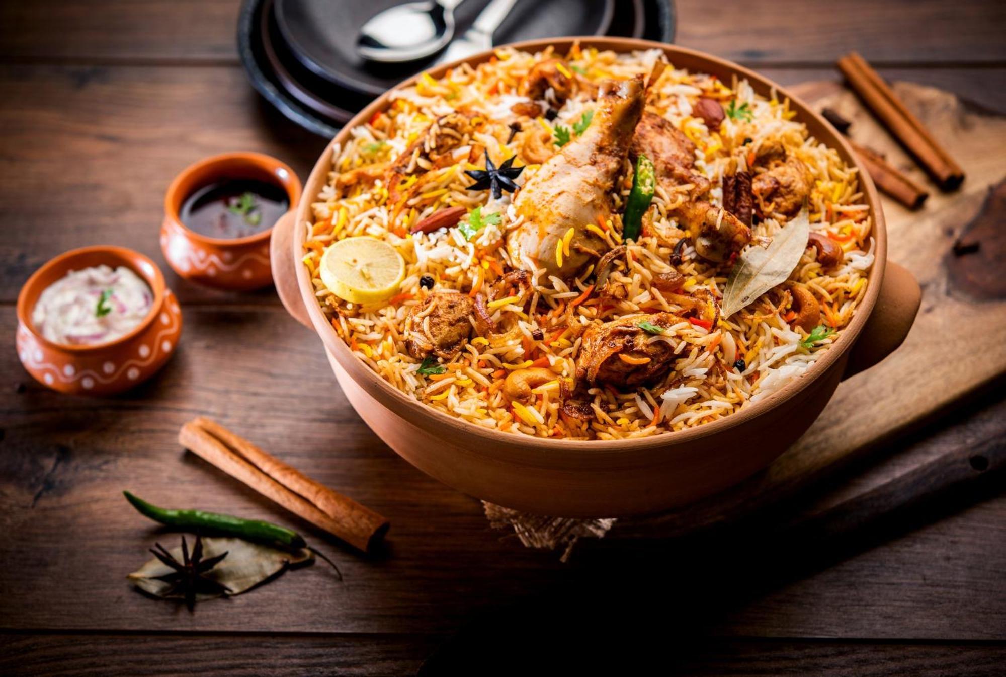Holiday Inn Cochin By Ihg Kochi Exterior foto Hyderabadi biryani