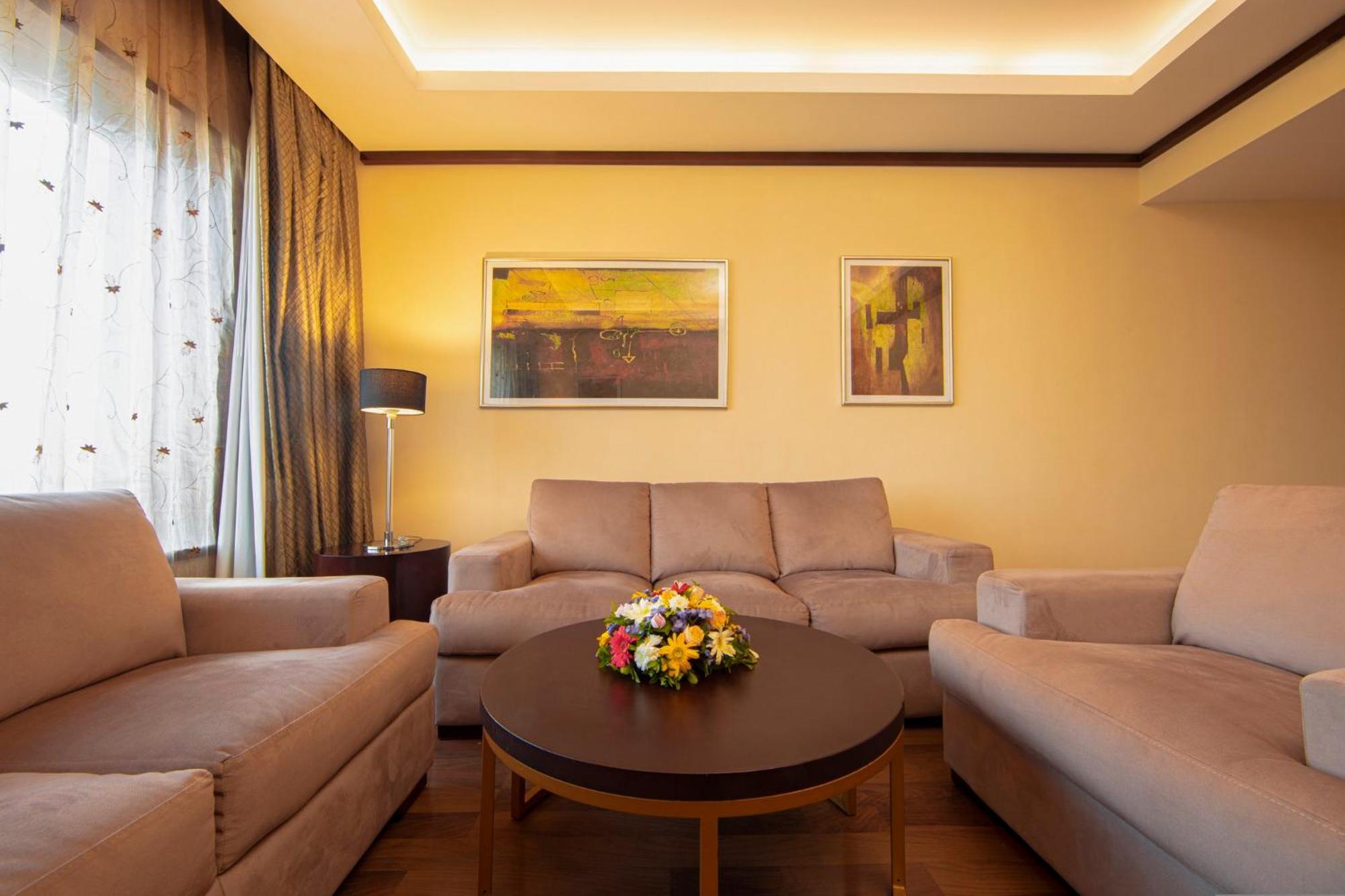 Holiday Inn Cochin By Ihg Kochi Exterior foto A living room at the hotel