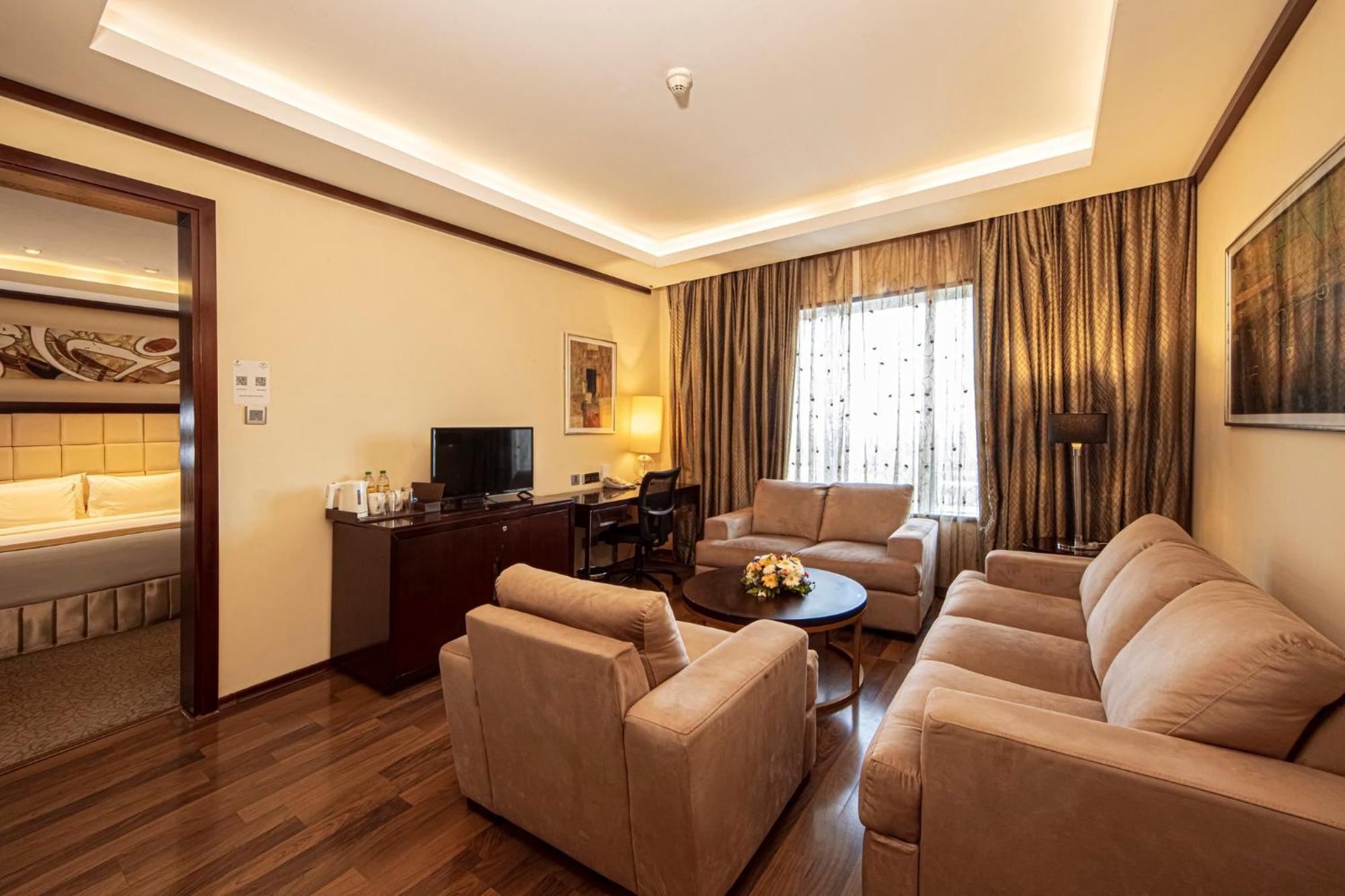 Holiday Inn Cochin By Ihg Kochi Exterior foto Suite room at the hotel