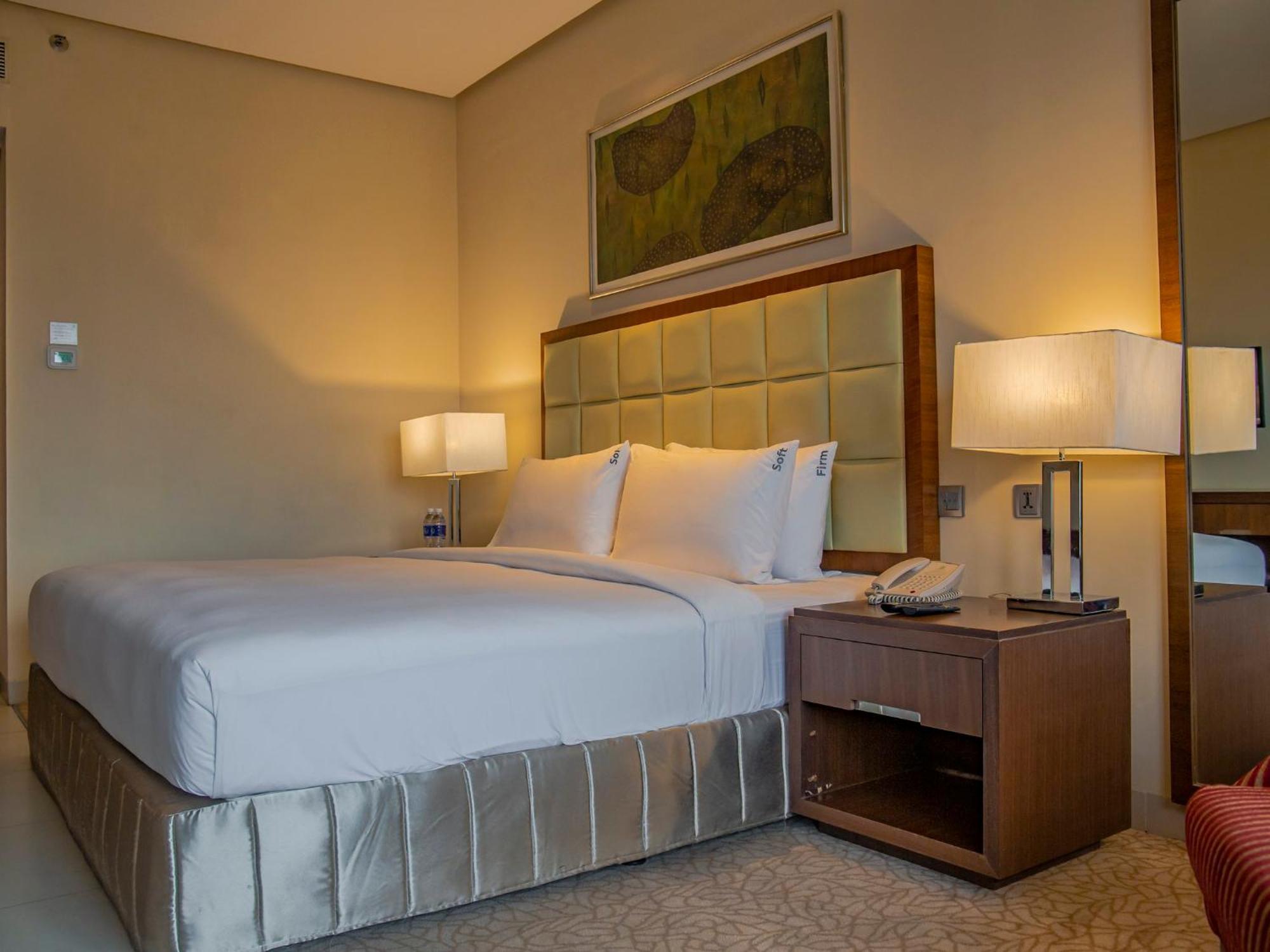 Holiday Inn Cochin By Ihg Kochi Exterior foto A bedroom at the hotel