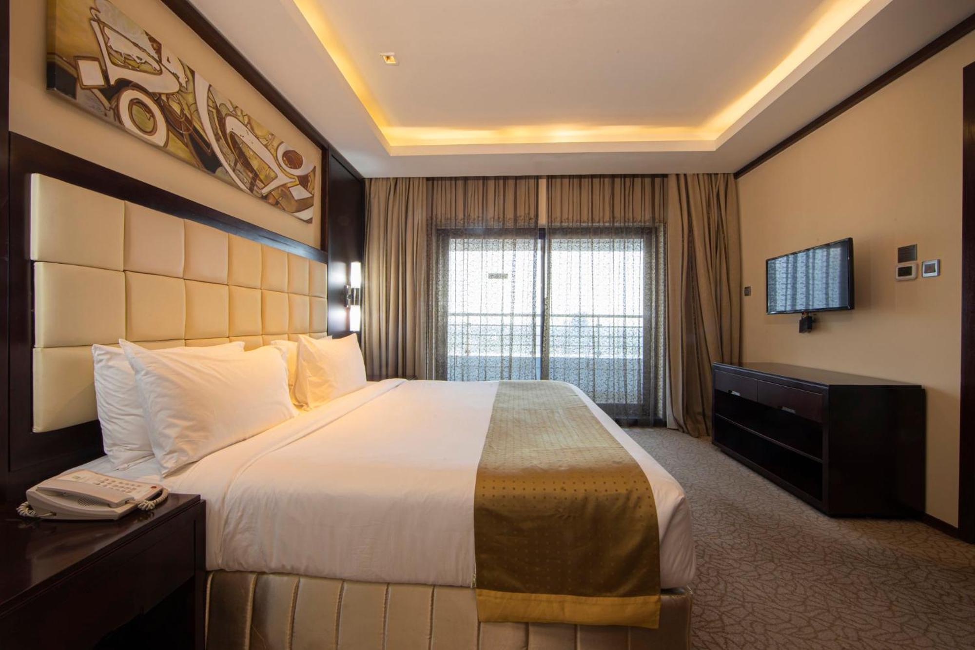 Holiday Inn Cochin By Ihg Kochi Exterior foto A bedroom at the hotel