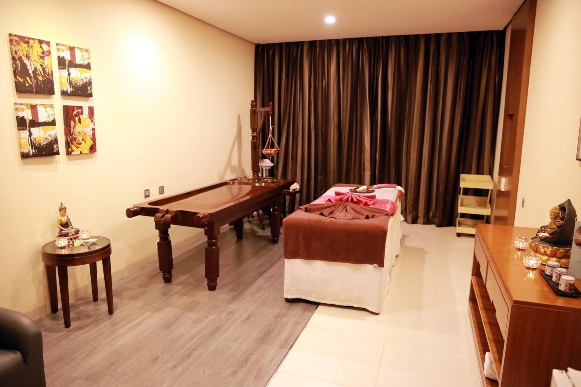 Holiday Inn Cochin By Ihg Kochi Exterior foto Ayurvedic treatment room