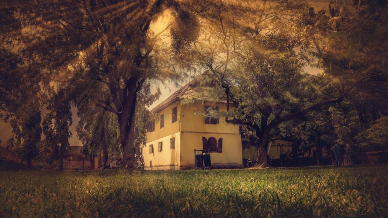 Holiday Inn Cochin By Ihg Kochi Exterior foto The house of the first rector of the University of Belgrade