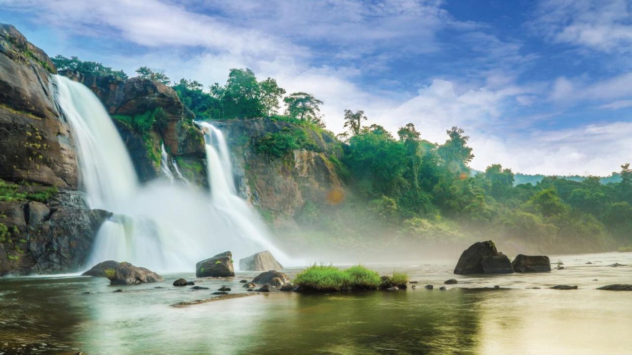 Holiday Inn Cochin By Ihg Kochi Exterior foto Khandbari Waterfall