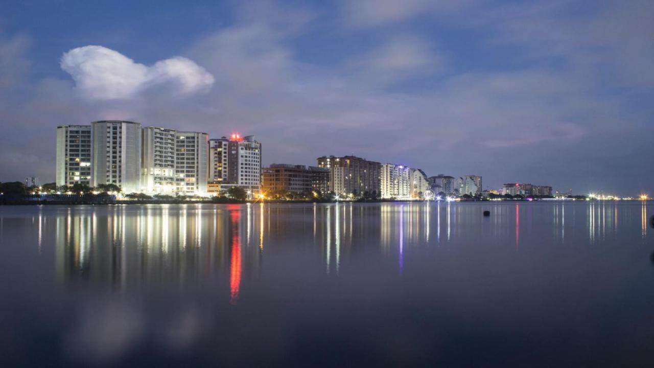 Holiday Inn Cochin By Ihg Kochi Exterior foto Residential buildings in the city