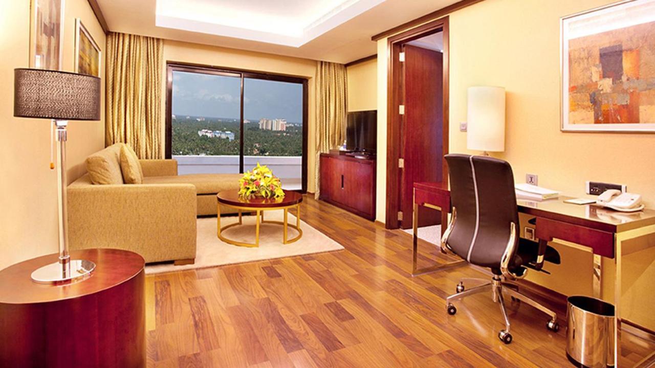Holiday Inn Cochin By Ihg Kochi Exterior foto Suite