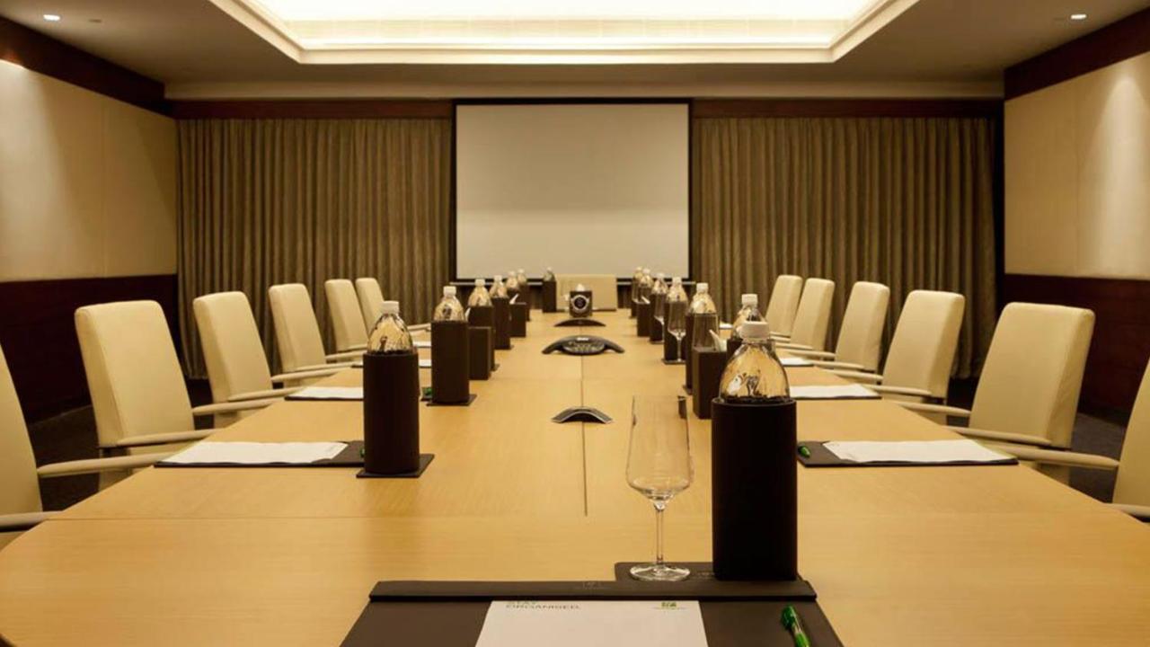 Holiday Inn Cochin By Ihg Kochi Exterior foto A meeting room