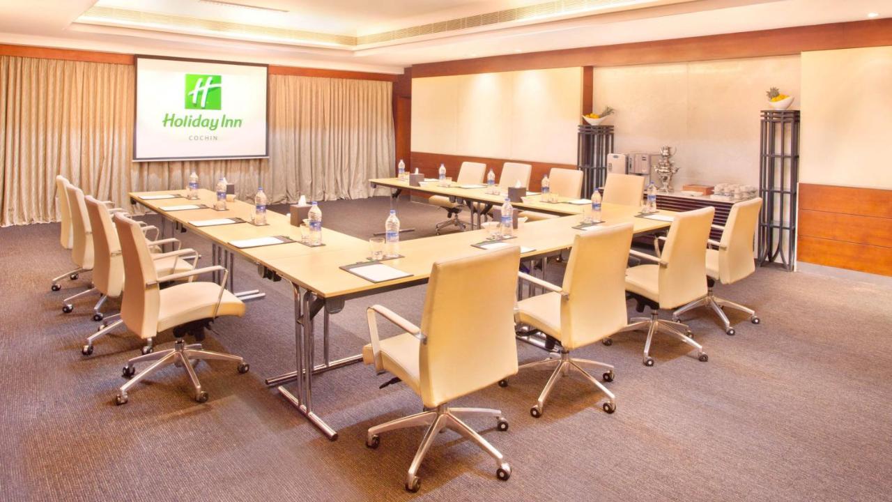 Holiday Inn Cochin By Ihg Kochi Exterior foto A meeting room at a Holiday Inn hotel
